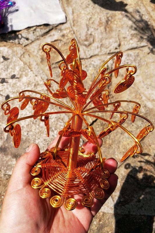 心靈手巧攤販景區(qū)賣自制銅絲工藝品 只為掙手工費 生意好要等旺季